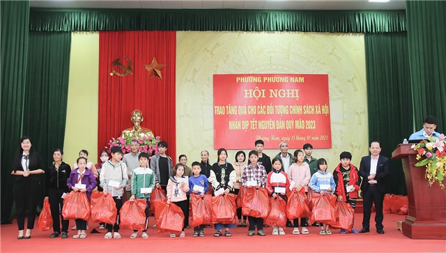 Phường Phương Nam trao tặng 322 xuất quà cho các đối tượng chính sách xã hội nhân dịp Tết Nguyên đán Quý Mão