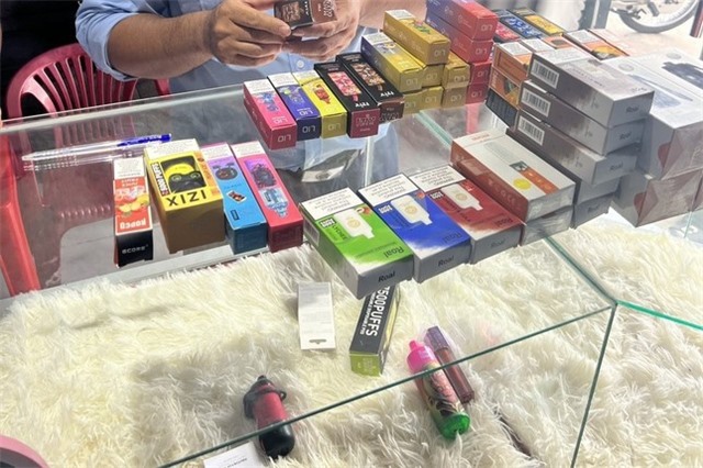 Tạm giữ nhiều thuốc lá điện tử không rõ nguồn gốc gần trường học