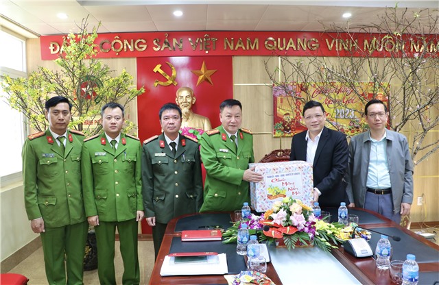 Đồng chí Bí thư Thành uỷ tặng quà các đơn vị trực Tết