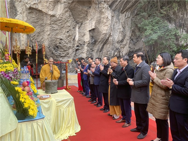 Khai hội đền chùa Hang Son năm 2023