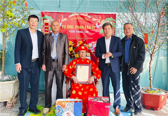 Phó Chủ tịch Thường trực UBND thành phố chúc thọ cụ Phạm Văn Út tròn 100 tuổi