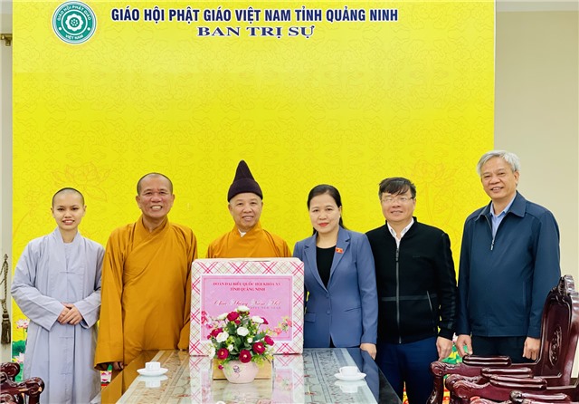 Đại biểu Quốc hội tỉnh Quảng Ninh tặng quà Tết tại thành phố Uông Bí 