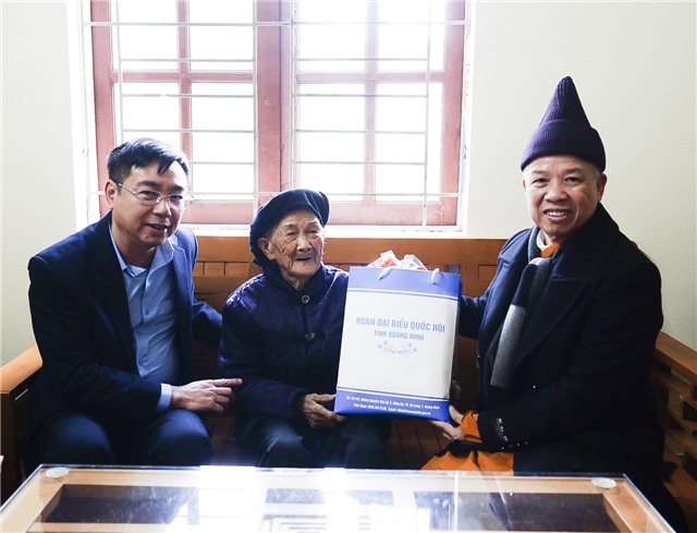Hòa thượng Thích Thanh Quyết - Đại biểu Quốc hội tỉnh Quảng Ninh thăm chúc Tết người có công trên địa bàn