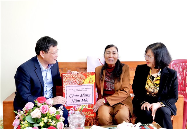  Đồng chí Trịnh Thị Minh Thanh, Phó Bí thư Tỉnh ủy chúc Tết gia đình người có công trên địa bàn TP Uông Bí