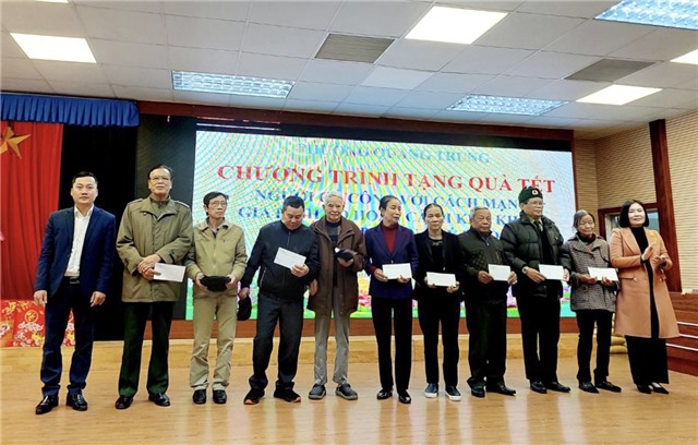 Phường Quang Trung trao 310 suất quà tết cho các đối tượng chính sách nhân dịp Tết Nguyên đán Quý Mão 2023