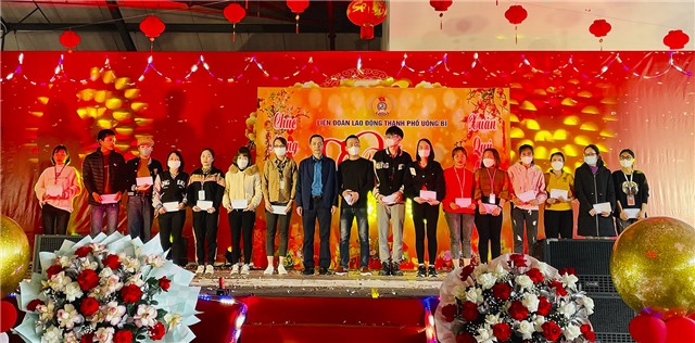 1.100 phần quà tặng công nhân Chi nhánh Công ty TNHH Sao Vàng Uông Bí trong chương trình Tết sum vầy - Liên hoan văn nghệ năm 2023