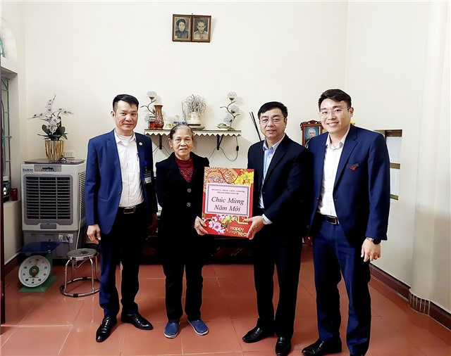 Chủ tịch Ủy ban MTTQ thành phố thăm, tặng quà Tết cho đối tượng chính sách