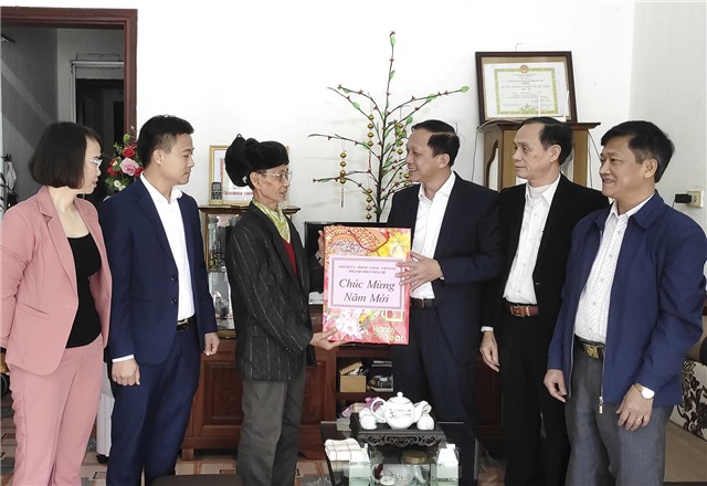 Đồng chí Phó Bí thư Thường trực Thành ủy Nguyễn Chiến Thắng thăm, chúc Tết người có công tiêu biểu