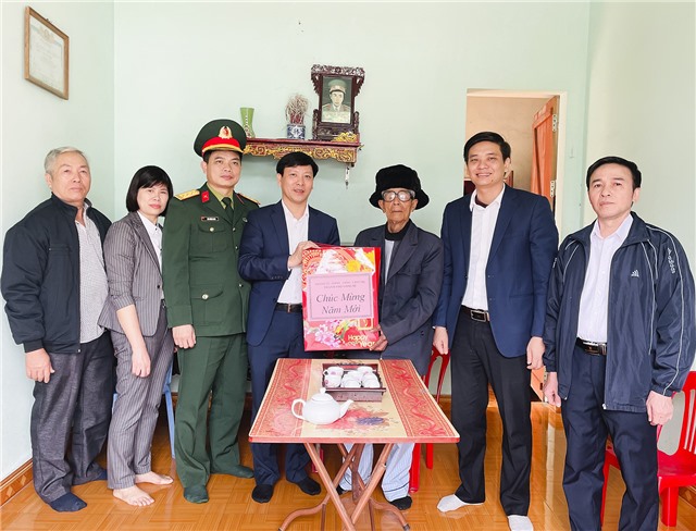 Phó Chủ tịch HĐND thành phố Đỗ Trường Sơn thăm, tặng quà Tết các gia đình Người có công tiêu biểu