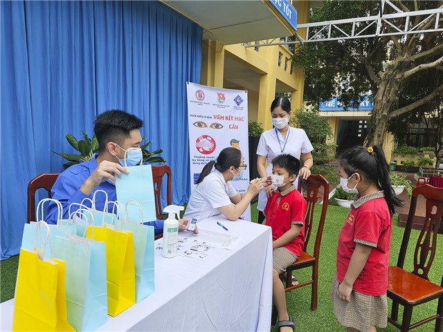 Khám sàng lọc và điều trị viêm kết mạc cho học sinh tại Trường Tiểu học Lý Thường Kiệt