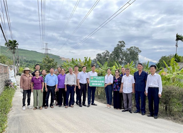 Hội Nông dân phường Bắc Sơn gắn biển công trình Tuyến đường do hội viên nông dân quản lý 