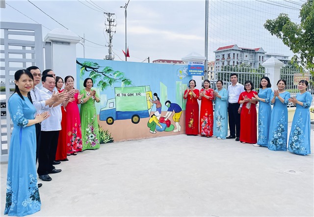 Hội LHPN phường Yên Thanh tổ chức gắn biển công trình tranh tường nhà văn hóa khu I