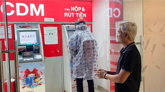 Hack thông tin mã giao dịch trên App và mã OTP tại các cây ATM để chiếm đoạt tiền