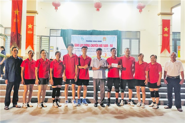 Hội Nông dân - Hội LHPN phường Vàng Danh tổng kết, trao giải giao lưu Bóng chuyền hơi nam - nữ