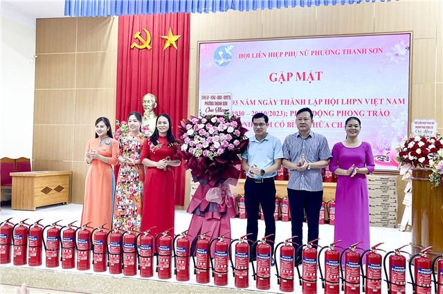 Hội LHPN phường Thanh Sơn gặp mặt kỷ niệm 93 năm ngày thành lập Hội LHPN Việt Nam; phát động phong trào “Nhà tôi có bình chữa cháy”