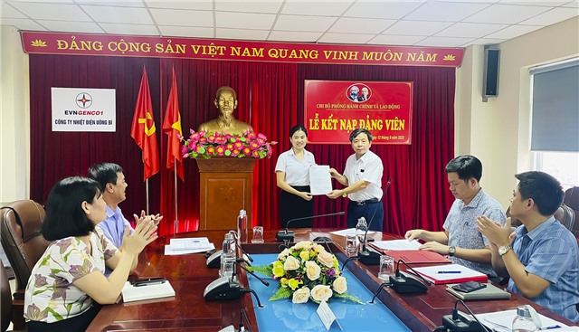 9 tháng đầu năm 2023, Đảng bộ Công ty Nhiệt điện Uông Bí kết nạp được 11/15 đảng viên mới 