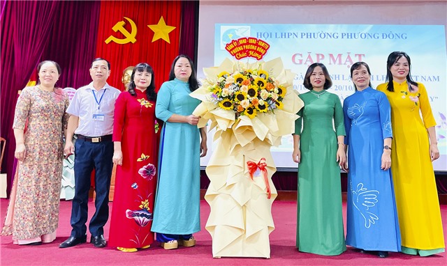 Hội LHPN phường Phương Đông gặp mặt kỷ niệm 93 năm Ngày thành lập Hội LHPN Việt Nam và phát động phong trào “Nhà tôi có bình chữa cháy”