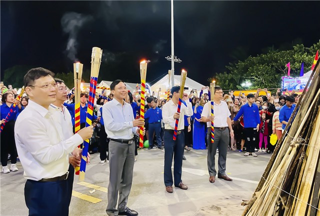 Tưng bừng lửa trại Hội trại thanh thiếu nhi làm theo lời Bác thành phố Uông Bí năm 2023