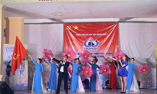 Biểu diễn nghệ thuật, chiếu phim lưu động và triển lãm tranh cổ động “Quảng Ninh 60 năm xây dựng và phát triển”