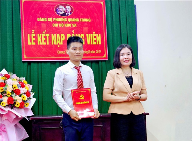 Chi bộ khu 5A, phường Quang Trung tổ chức lễ kết nạp đảng viên mới