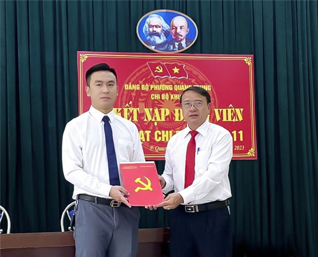 Chi bộ Khu 8, phường Quang Trung kết nạp đảng viên mới