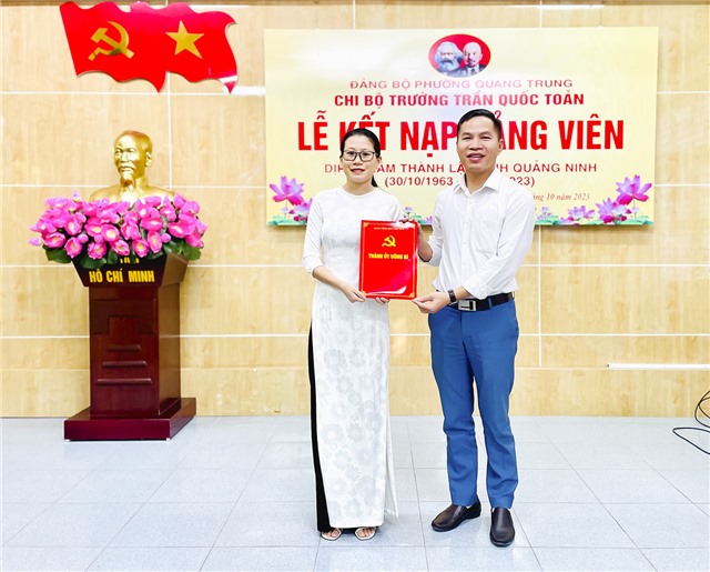 Chi bộ Trường THCS Trần Quốc Toản kết nạp đảng viên dịp 60 năm thành lập tỉnh Quảng Ninh