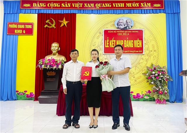Chi bộ khu 4, phường Quang Trung kết nạp đảng viên dịp kỷ niệm 60 năm Ngày thành lập tỉnh 