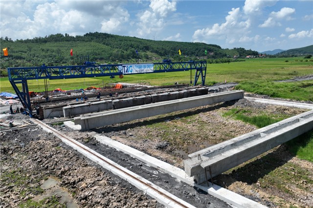 Triển khai đồng loạt cầu trên tuyến đường ven sông