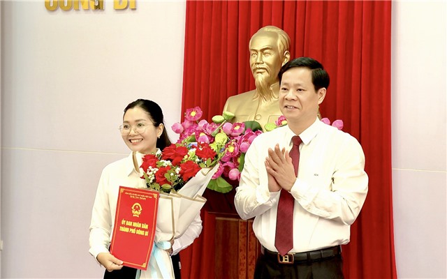 UBND Thành phố công bố quyết định cán bộ