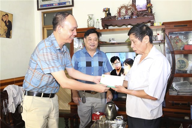 Công ty than Uông Bí - TKV thăm, tặng quà các nạn nhân chất độc Da cam/dioxin