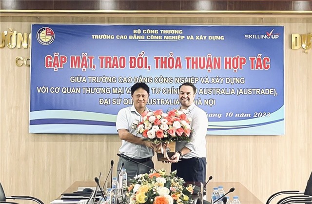 Cơ quan Thương mại và Đầu tư chính phủ Australia, đại sứ quán Australia tại Hà Nội gặp mặt, trao đổi, thỏa thuận hợp tác tại Trường Cao đẳng Công nghiệp và Xây dựng