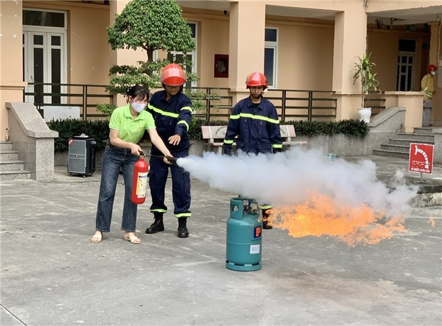 Thực hành kỹ năng chữa cháy cứu nạn, cứu hộ cho Nhân dân, cán bộ, công nhân viên, giáo viên, học sinh, sinh viên trên địa bàn