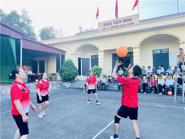 Hội Nông dân – Hội LHPN phường Vàng Danh tổ chức Giao lưu Bóng chuyền hơi nam – nữ