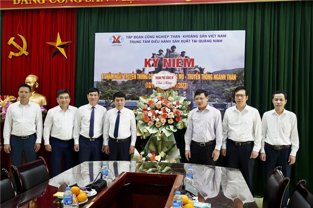 Đồng chí Nghiêm Xuân Cường - Uỷ viên BCH Đảng bộ tỉnh, Bí thư Thành uỷ, Chủ tịch HĐND thành phố chúc mừng Tập đoàn Công nghiệp Than – Khoáng sản Việt Nam và Đảng uỷ Than Quảng Ninh