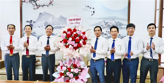 Phó Bí thư Thường trực Thành ủy Nguyễn Chiến Thắng chúc mừng các đơn vị ngành Than