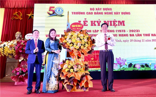 Chủ tịch UBND thành phố Phạm Tuấn Đạt tặng hoa chúc mừng Trường Cao đẳng nghề Xây dựng nhân kỷ niệm 50 năm Ngày thành lập 