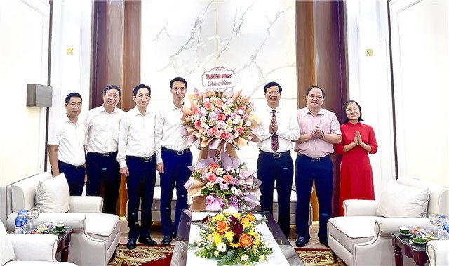 Chủ tịch UBND thành phố chúc mừng Ngày truyền thống công nhân Vùng mỏ - truyền thống ngành Than