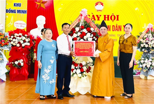 Hòa thượng Thích Thanh Quyết và Phó Bí thư Thường trực Thành ủy Nguyễn Chiến Thắng dự Ngày hội Đại đoàn kết toàn dân tộc tại khu Đồng Minh