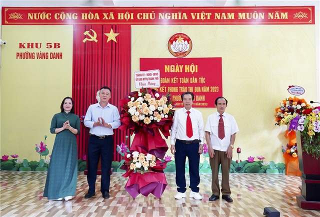 Đồng chí Nguyễn Văn Bích - Uỷ viên BTV, Trưởng Ban Tổ chức Thành uỷ dự Ngày hội Đại đoàn kết toàn dân khu 5B, phường Vàng Danh