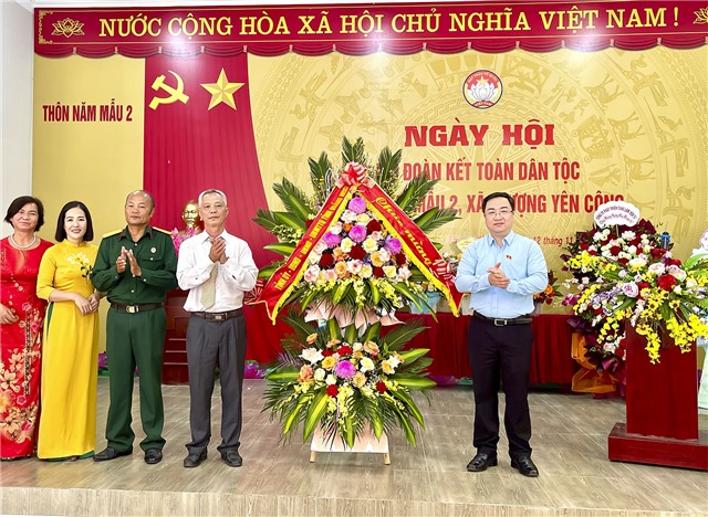 Phó Bí thư Tỉnh uỷ Đặng Xuân Phương dự, chúc mừng Ngày hội Đại đoàn kết toàn dân tộc tại thôn Năm Mẫu 2, xã Thượng Yên Công