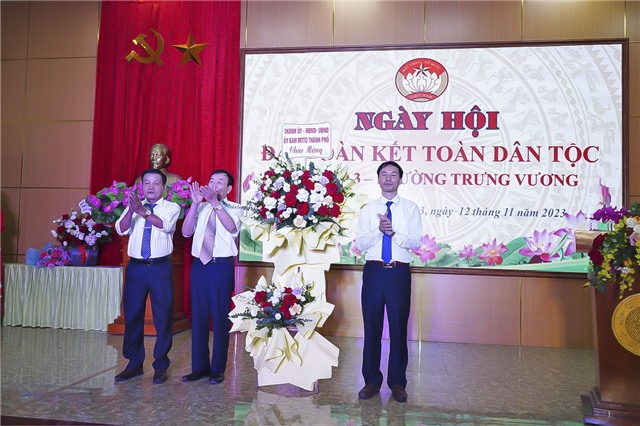 Đồng chí Hoàng Quốc Trung – Uỷ viên BTV, Trưởng ban Tuyên giáo Thành uỷ, Giám đốc Trung tâm chính trị Thành phố dự Ngày hội Đại đoàn kết toàn dân khu 3, phường Trưng Vương