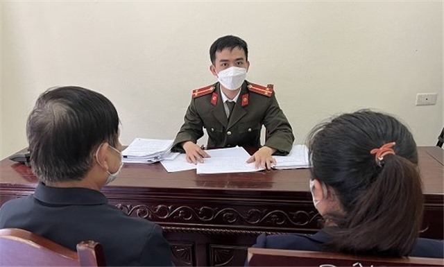 Nhận tin nhắn bị khóa sim, một phụ nữ mất 900 triệu đồng