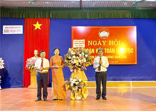 Đồng chí Nguyễn Văn Thành, Uỷ viên BTV Thành ủy, Phó Chủ tịch Thường trực UBND Thành phố dự chúc mừng Ngày hội Đại đoàn kết toàn dân tộc tại khu Nam Sơn, phường Nam Khê