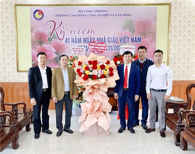 Đồng chí Đỗ Trường Sơn, Ủy viên BTV Thành ủy, PCT Thường trực HĐND Thành phố chúc mừng ngày Nhà giáo Việt Nam 20/11