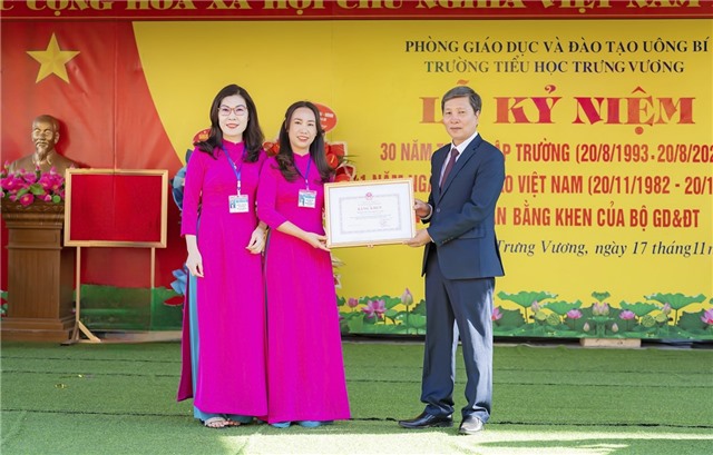 Trường Tiểu học Trưng Vương kỷ niệm 30 năm Ngày thành lập trường, 41 năm Ngày Nhà giáo Việt Nam và đón nhận Bằng khen của Bộ Giáo dục và Đào tạo