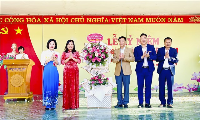 Chủ tịch UB MTTQ thành phố Đào Ngọc Sơn chúc mừng 20/11