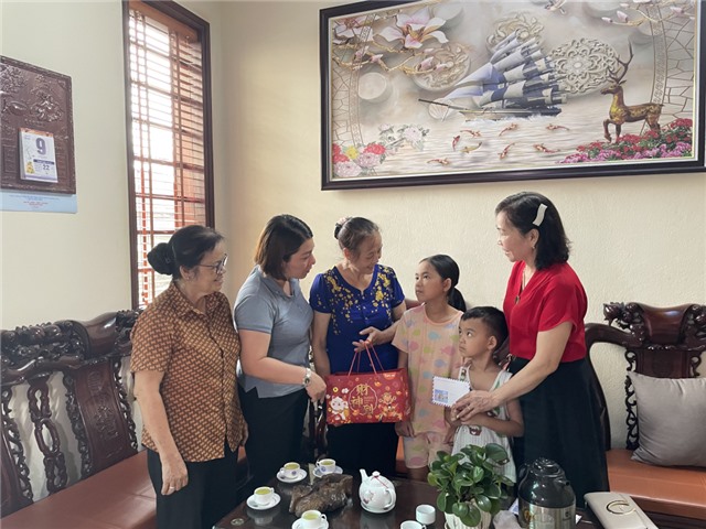 Chương trình “Mẹ đỡ đầu”: Điểm tựa cho trẻ em thiếu may mắn