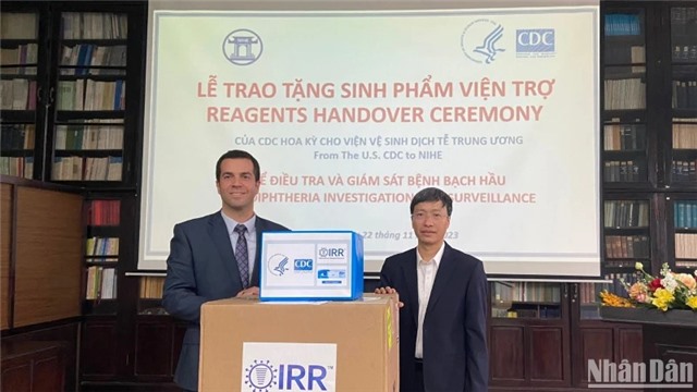 Viện Vệ sinh dịch tễ Trung ương tiếp nhận sinh phẩm bạch hầu từ CDC Hoa Kỳ