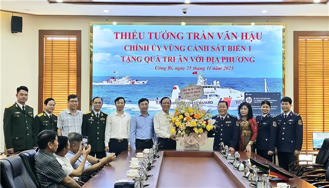 Thiếu tướng Trần Văn Hậu thăm, tặng quà thành phố Uông Bí