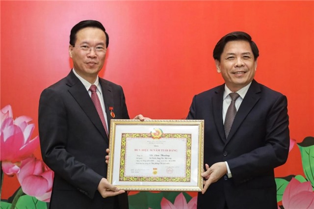 Chủ tịch nước Võ Văn Thưởng nhận Huy hiệu 30 năm tuổi Đảng